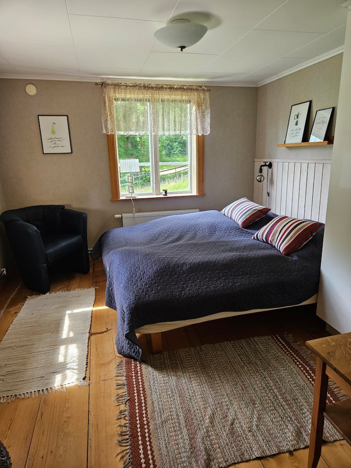 Två enkelsängar står ihop och kan delas vid behov. Tänk på att alla möbler ska återställas till ursprungsposition innan utcheckning.