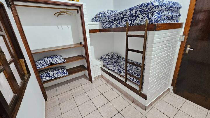 Tremujori me 1 krevat marinari dhe 2 dyshekë shtesë tek. Me ventilator në mur