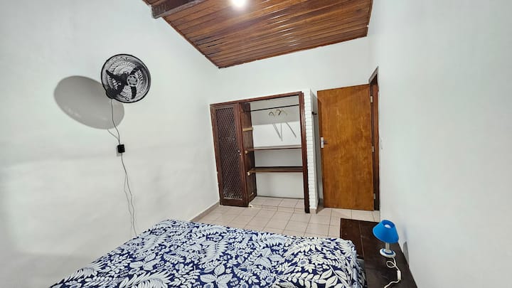 Dhomë me 1 krevat dopio dhe 1 dyshek dopio shtesë, me ventilator muri