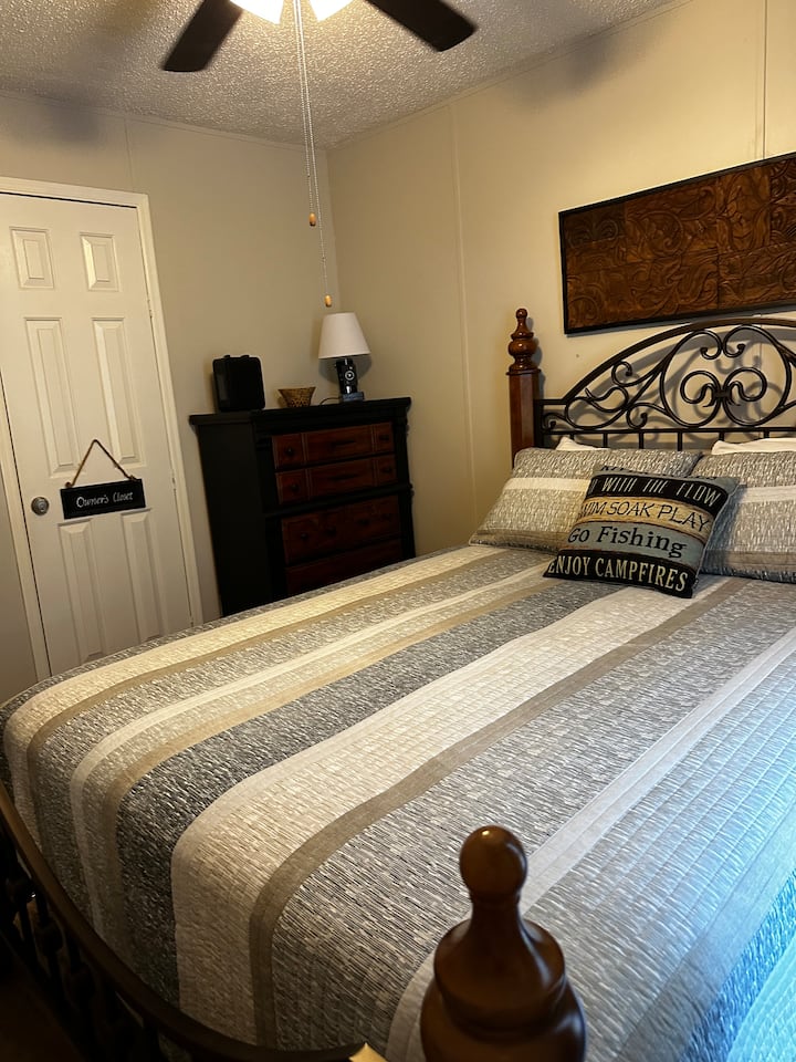 De 'kaartkamer' heeft een queensize bed en een dressoir voor jouw gebruik. Er zijn ook haken voor het ophangen van kleding. De kast in deze kamer wordt gebruikt voor de benodigdheden van de eigenaren. 