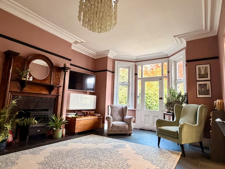 Copper Beech Victorian Home - King Bed - Salford - Salford