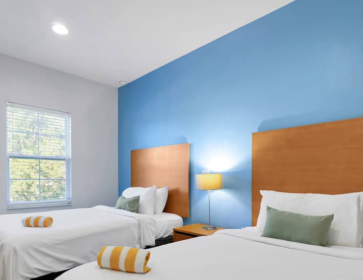 这间舒适的房间配有两张单人床，是您在一天的探险后睡个好觉的理想选择。 正如每个度假故事都不同，您会发现我们的每个单元都有独特的风格，墙壁颜色和床头板各不相同。