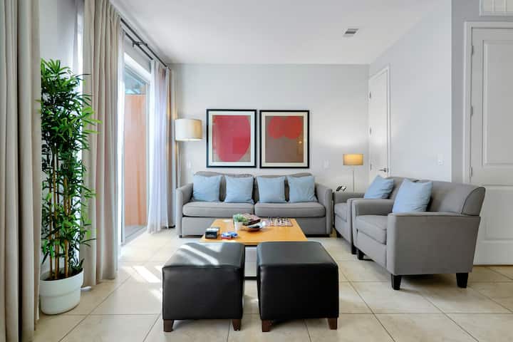 在宽敞的度假屋中享受舒适和时尚。 每个单元都是一个独特的天堂，就像独立的画布一样，墙壁上的阴影和迷人的小装饰品可能会在一个单元和另一个单元之间讲述略有不同的故事。