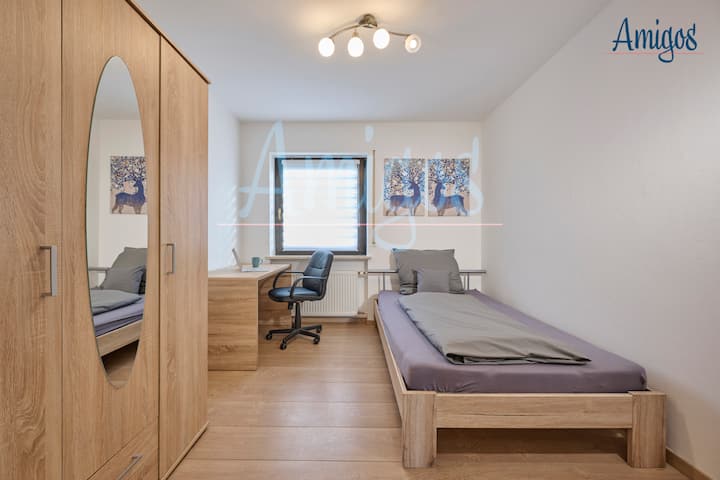 Chumba kimoja chenye starehe kilicho na fanicha maridadi za mbao, kabati kubwa la kioo na dawati. Madirisha angavu na mapambo ya hila huunda mazingira mazuri na yanayofanya kazi – bora kwa kufanya kazi na kupumzika.