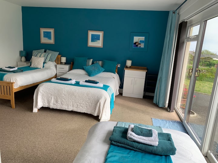 חדר שינה מוכן ל -4 אנשים.  אפשר לישון כאן 5. אם חלק מהמסיבה שלכם רוצה לישון בנפרד, אנחנו יכולים לעבור למקם 2 מזרנים בודדים למעלה בסלון.
יש לשלם על כל האורחים.  יש לציין כוונות מלאות בעת ביצוע ההזמנה.