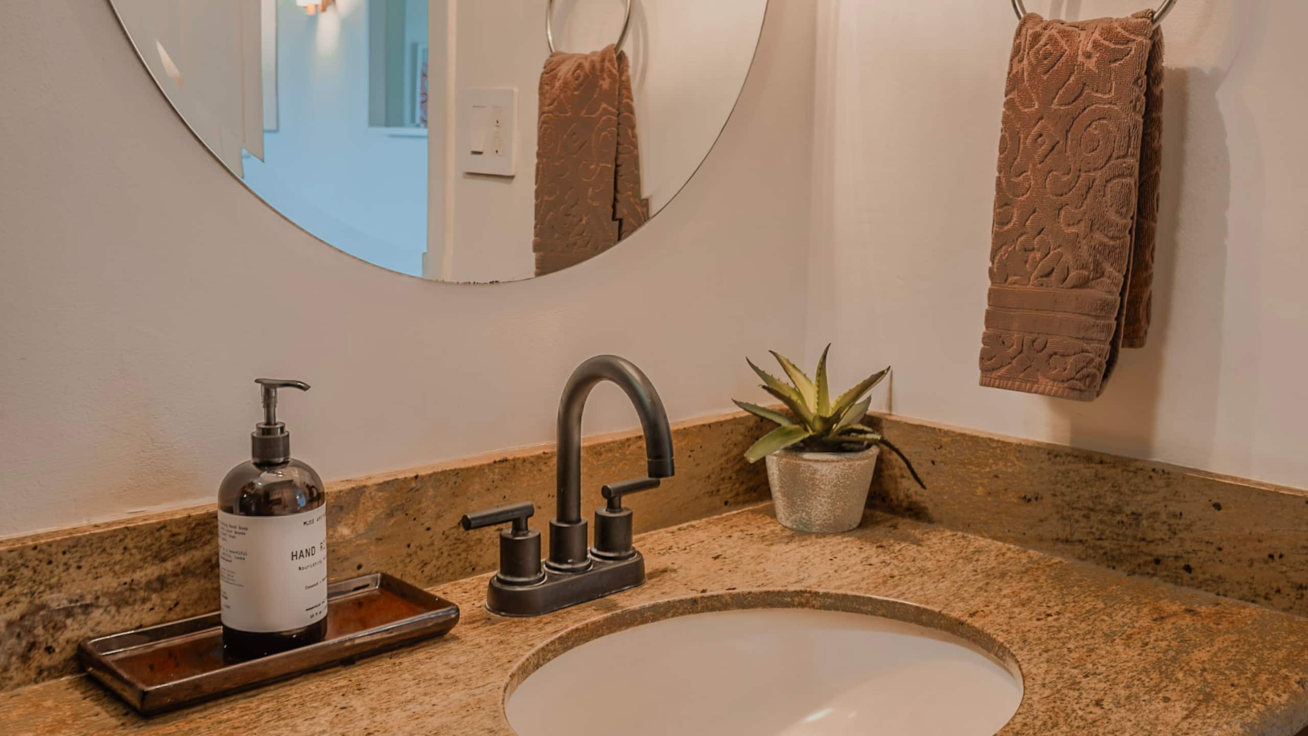 Location! Tropical King Suite: Steps to Beach - Image 16