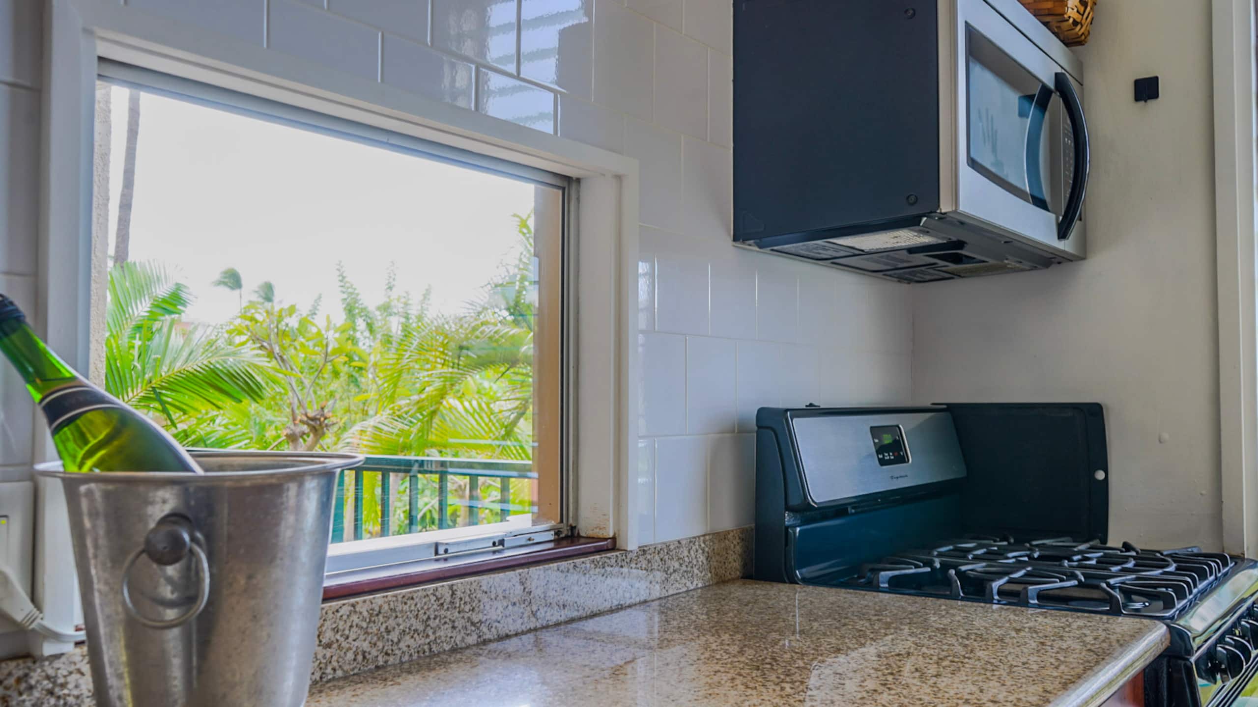 Location! Tropical King Suite: Steps to Beach - Image 10