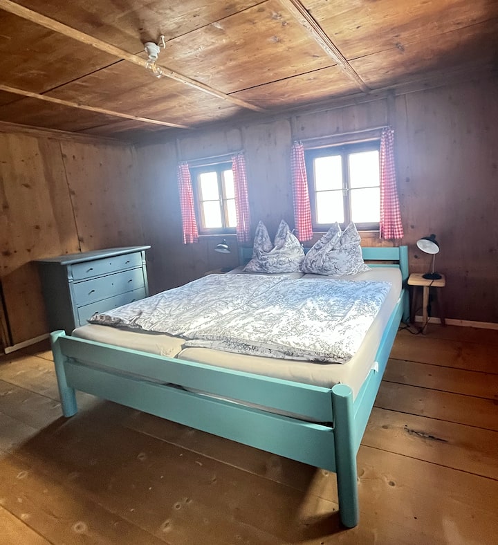 Cama doble en una habitación triple en el segundo piso