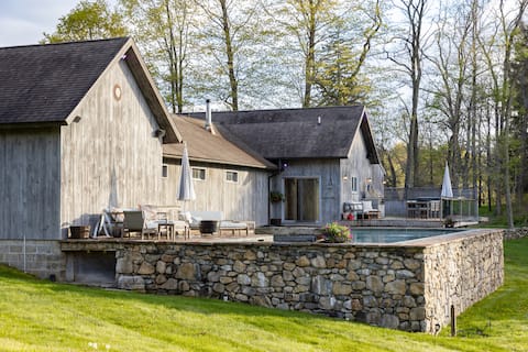 Cozy Pool House, Hot Tub, Gym, Treehouse Game Barn
