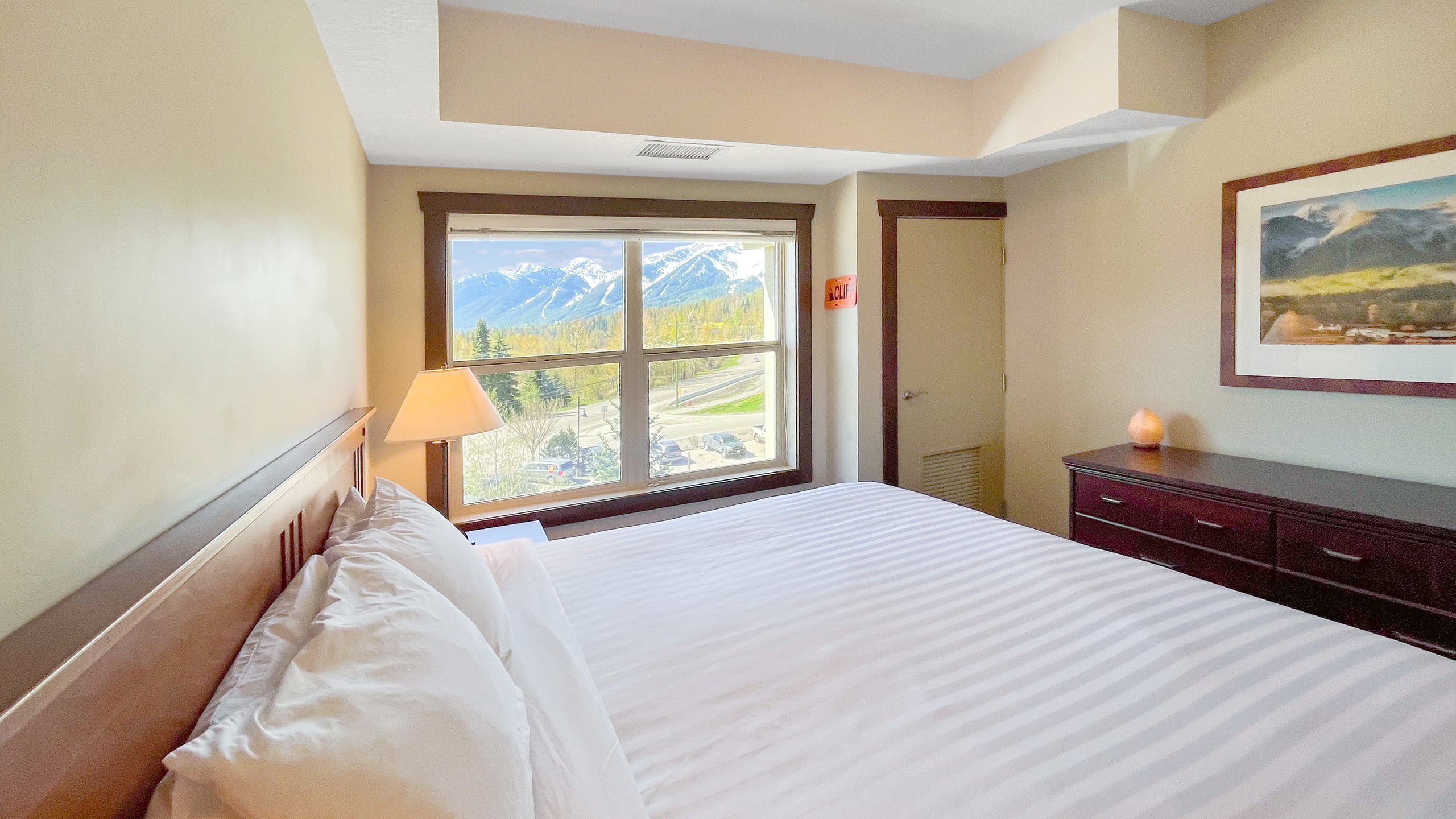 Top Floor Condo with Stunning Mountain Views - Photo 3