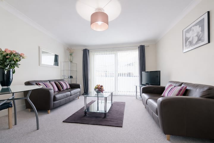 One Bedroom Apartment In Central Wimbledon - Sw19 - サービトン