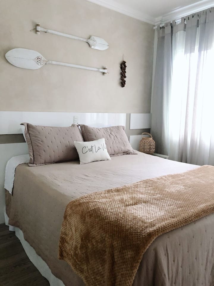 Slaapkamer met en-suite, box queensize bed,kledingkast, spiegel, 100% katoenen beddengoed, spreien en kussens, airconditioning, plafondventilator, haardroger, smart-tv 