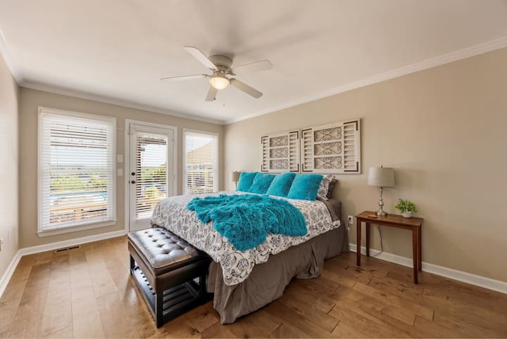 Esta recámara con cama tamaño king y baño privado está justo al lado de la terraza de la alberca y tiene vistas maravillosas del lago y las montañas.