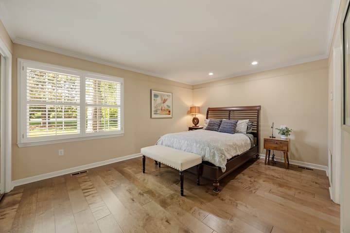 Queen luego bedroom