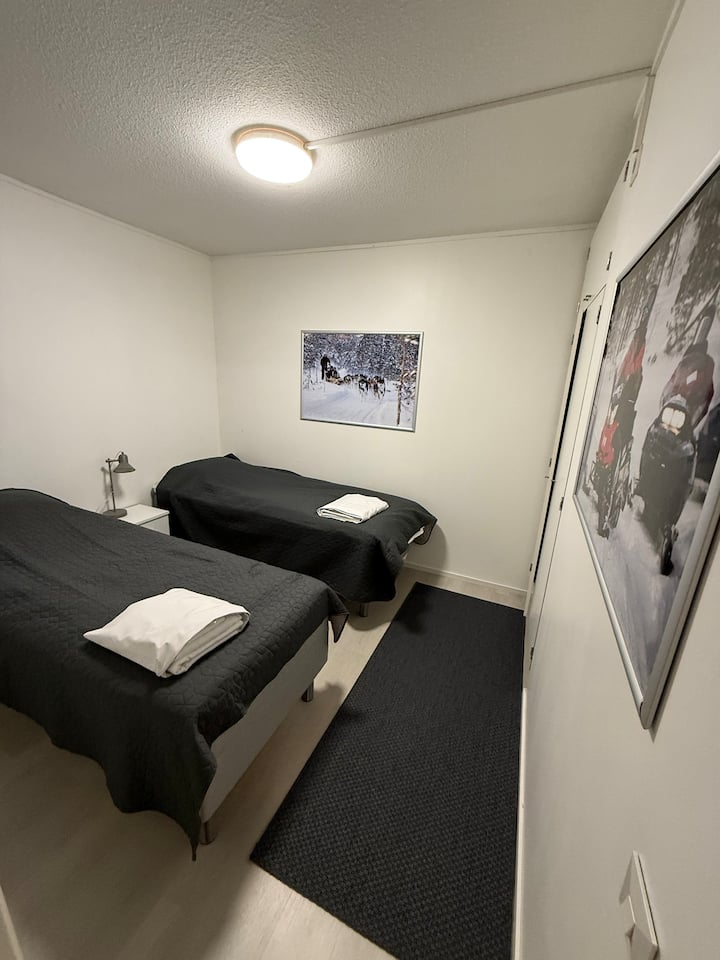房间有两张优质床，背靠良好。 在整个住宿期间，我们提供床上用品（床单和毛巾）作为额外服务，每人17欧元。 我们将带您到公寓等您，并在您离开后被带到洗衣房。