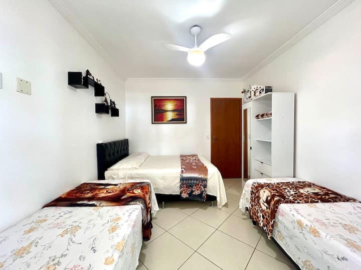 Segundo dormitorio con cama doble y 2 literas, con capacidad para 6 personas.