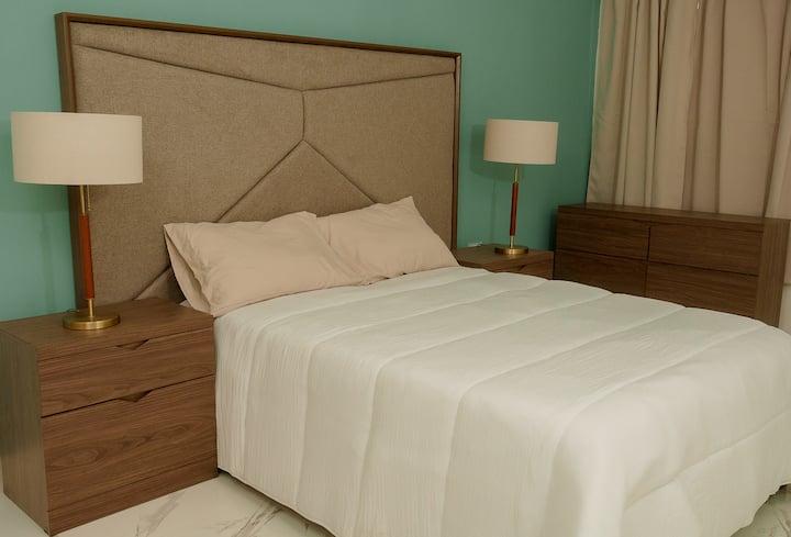 Стая с климатик , 55 - инчов телевизор, самостоятелна баня.