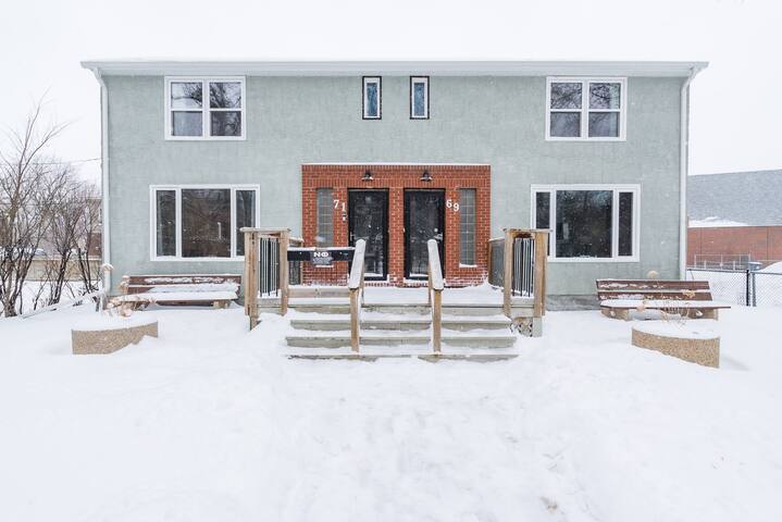 Academy/Wellington, 5 beds, 4 Big TV’s, park gallery image 4