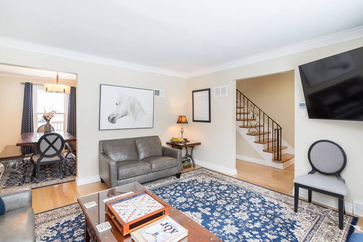 Academy/Wellington, 5 beds, 4 Big TV’s, park gallery image 3