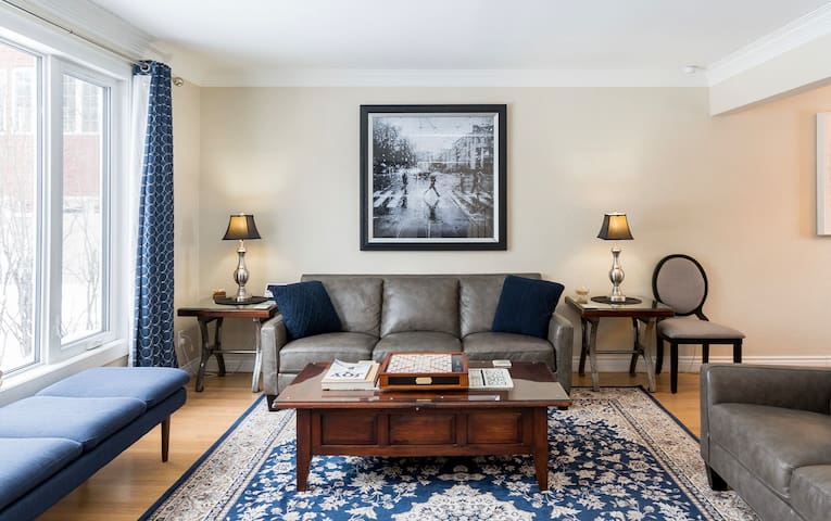 Academy/Wellington, 5 beds, 4 Big TV’s, park