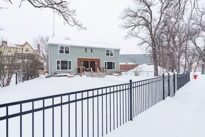 Academy/Wellington, 5 beds, 4 Big TV’s, park gallery image 2