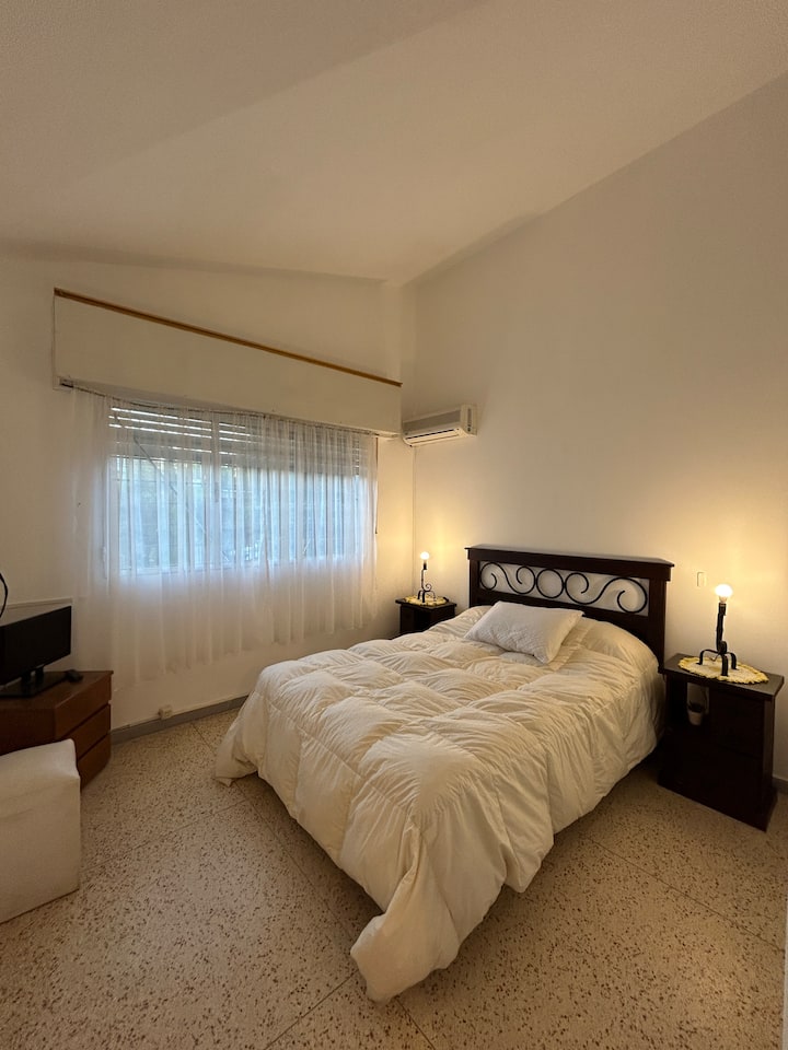 Ძირითადი საძინებელი:
2 ‑ ადგილიანი სომერი. 
ჩაშენებული კარადები, საწოლთან მაგიდები და ლეპტოპები.
3 ბალიში, 1 ბუმბულის საბანი, 1 საბანი.
Ტელევიზორი საეთერო არხებზე წვდომით.
• კონდიციონერი
• ფანჯარა ჟალუზითა და ბადეებით სახლის წინა მხარეს.