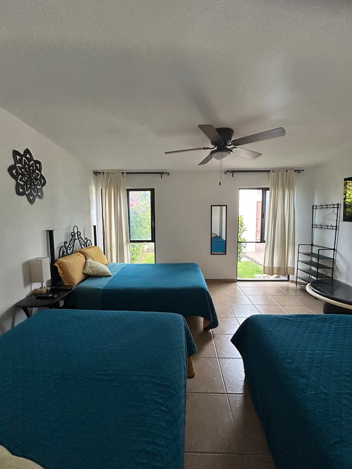 Recámara planta baja. TV y ventilador de techo .