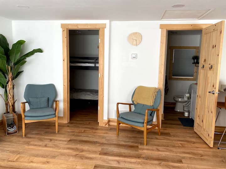 Собата на спрат е собата лево. 