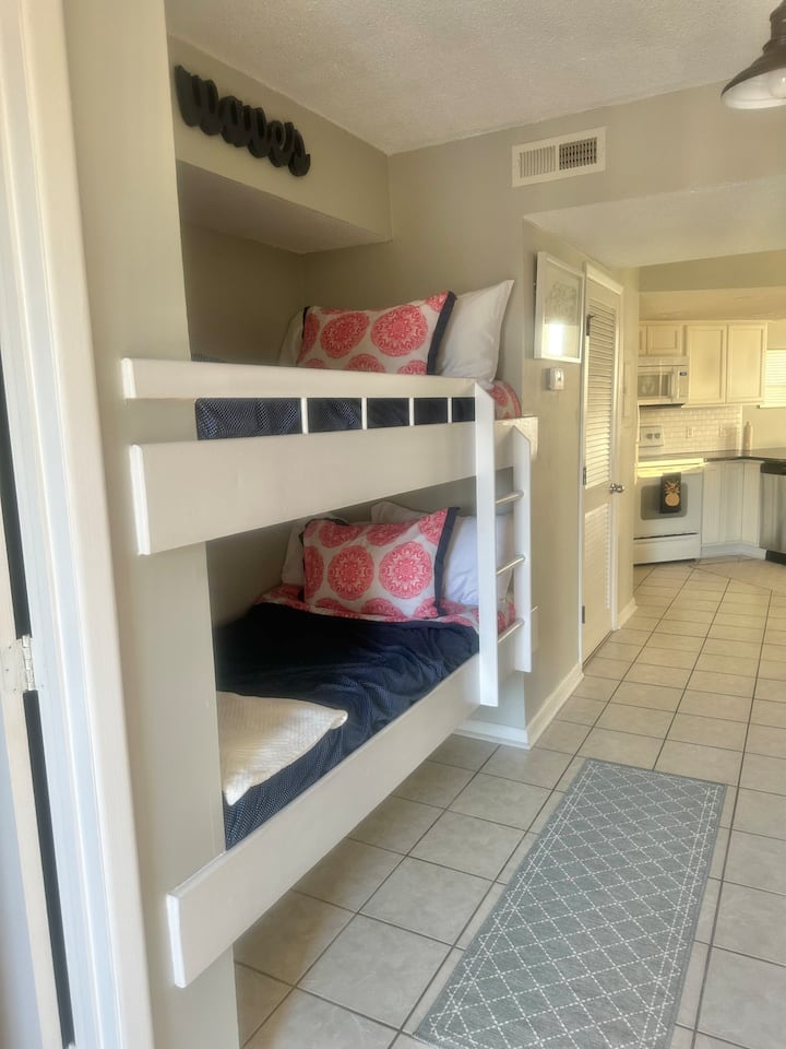 מיטות קומתיים בכניסה. זה לא חלל פרטי. (הייתה קטגוריה כמו טרקלין או כניסה לבחירה.)