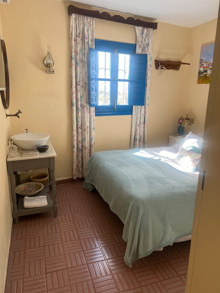 חדר שינה ראשי עם מיטה זוגית עם שירותים 