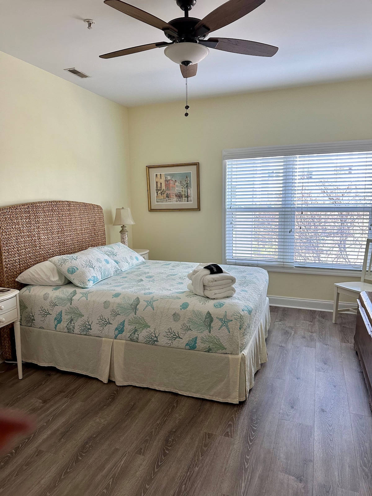 Opuštajući apartman s glavnom spavaćom sobom, ugradbenim ormarom i glavnom kupaonicom.