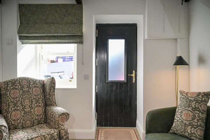 Charming House For 3, Westport Town, 2 Bed 2 Bath - Westport