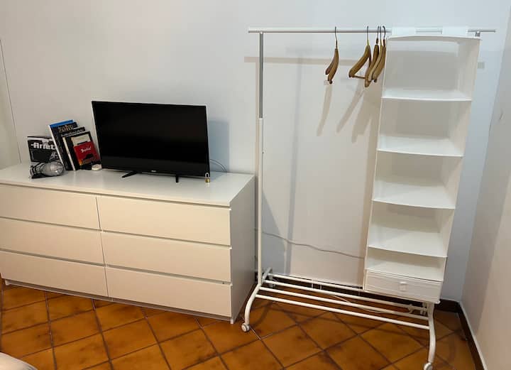 Televisor LED de 32 pulgadas con acceso para huéspedes a Netflix y Amazon Prime
