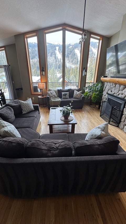 5BR/3BA Chalet: Private Hot Tubs w/ Amazing Views!