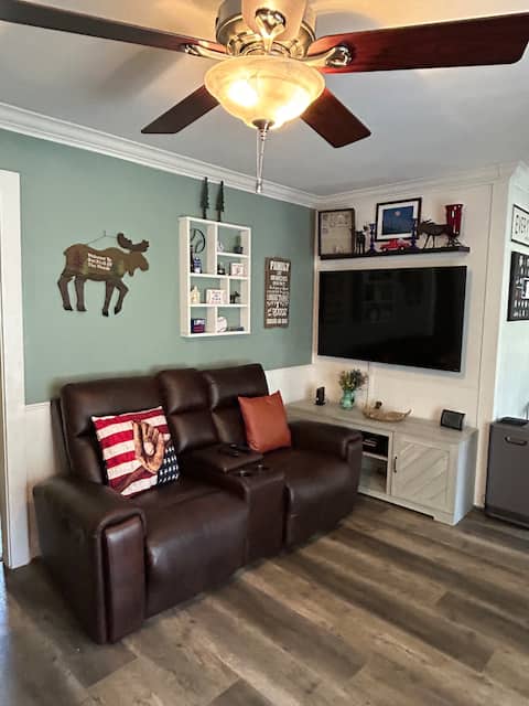 Top performing Airbnb: Life is a Pitch * 5 min to Cooperstown All star in Oneonta