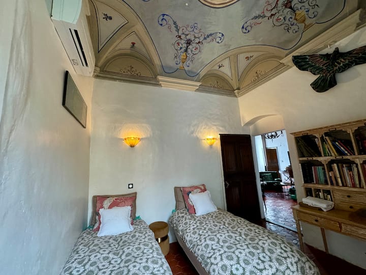 Chambre 1 modulable avec deux lits simples pouvant être rapprochés en lit double.