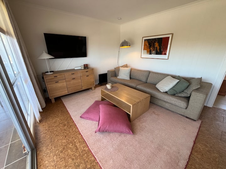 ÁREA DE ESTAR: Vista para a praia • Sofá de 4 lugares • Almofadas • Netflix • Smart TV • Wi-Fi • Cabo HDMI • DVDs/Livros • Brinquedos/jogos infantis • Sistema de ar-condicionado split • Ventilador de teto • Tapete 100% lã • Toalhas de praia • Ferro de passar roupa • Refeições internas/externas • Porta-copos • Toalhas de mesa