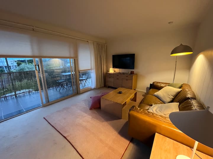 ห้องนั่งเล่น: วิวชายหาด โซฟา 3.5 ที่นั่ง หมอนอิง ผ้า️ห่ม เน็ตฟลิกซ์ Wi-Fi เร็ว สาย HDMI ดีวีดี (The Wire!), หนังสือ, ของเล่นสำหรับเด็ก, เกม, ม่านกลางวันและกลางคืน, เครื่องทำความร้อน, ไฟส่องสว่าง, เตารีด, ห้องรับประทานอาหารในร่มและกลางแจ้ง