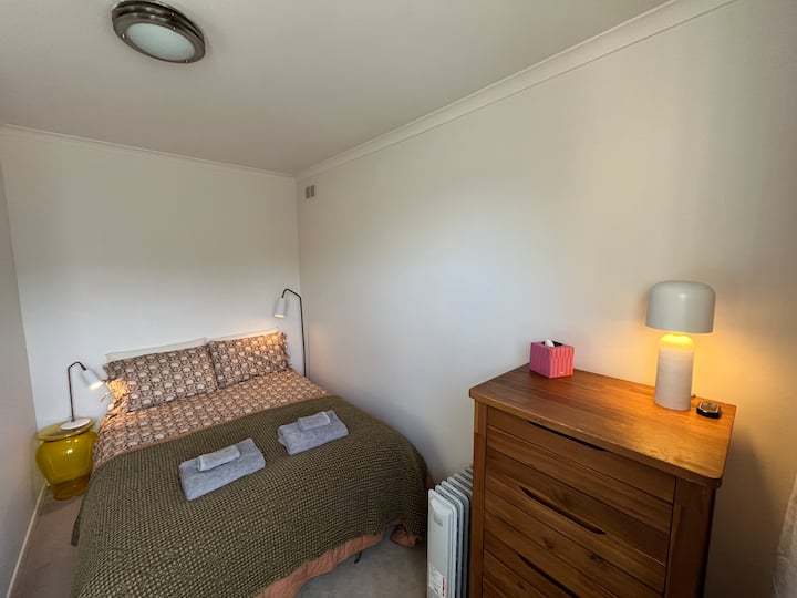 ห้องนอน 2 - เตียงคู่ 1 เตียงพับ 1 เตียง