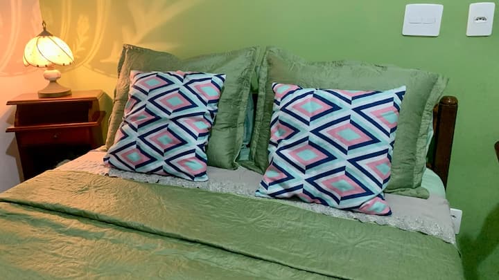 סביבת החדר עם מיטה זוגית ומשרת אילם.