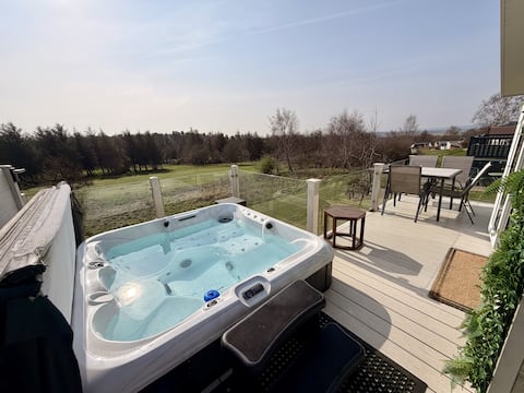 Private Hot Tub, Panoramic Views & Free Golf