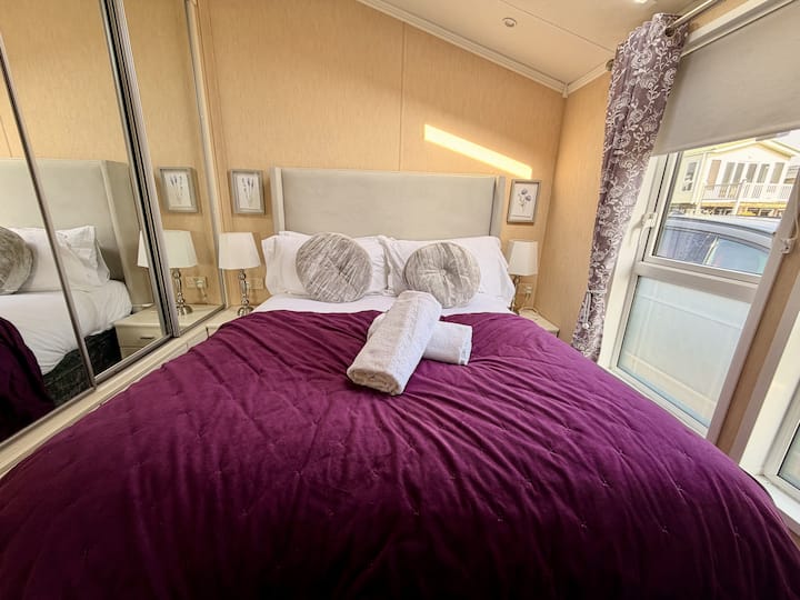 Opustite se u našoj mirnoj spavaćoj sobi s udobnim bračnim krevetom, velikim ormarom s vratima s ogledalima, stolićem za šminkanje, malim televizorom, privatnim WC-om i tušem. Idealno za udobnost i stil.