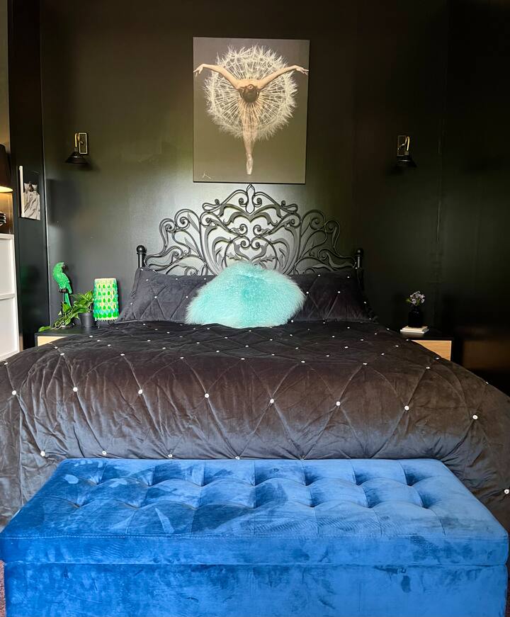 舒适的大双人床，配有优质的床上用品和床上用品。