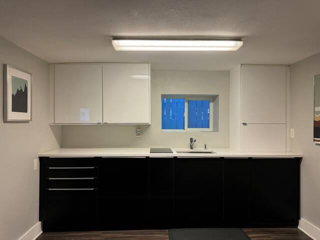 Cozy Private Unit Convenient to Link Light Rail gallery image 3