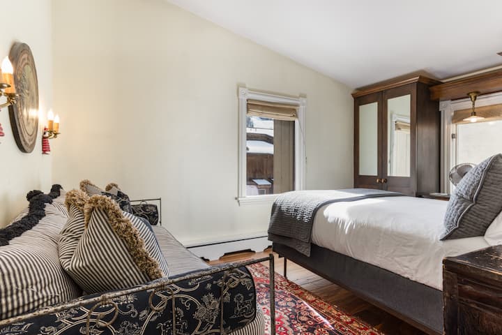 מיטת קווין סייז בחדר שינה שני עם נוף להר! מקום מושלם להתעורר בו!