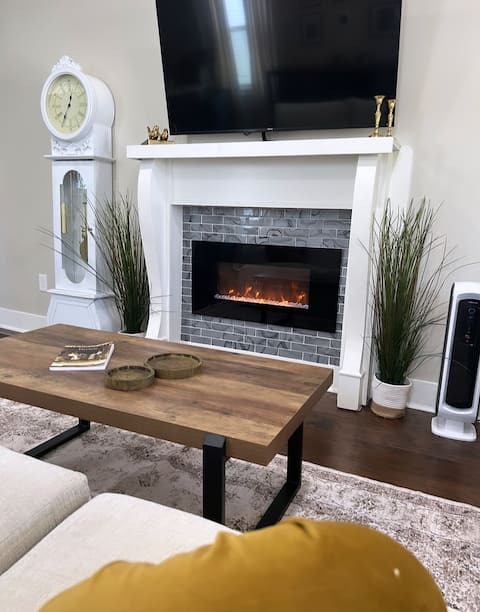 The River House | 8 Guests | Minutes to Downtown