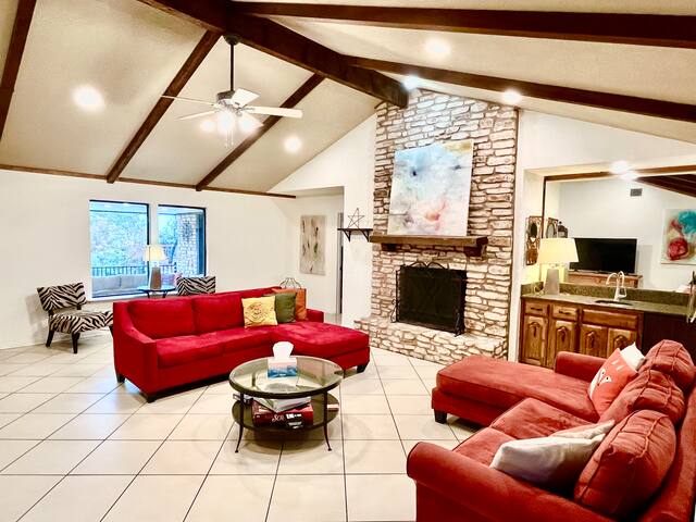 Austin Retreat: Private Pool, Hot Tub & Pet Space gallery image 4