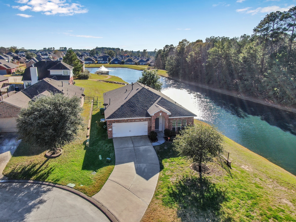 Your lakeside paradise, walking trail and ducks