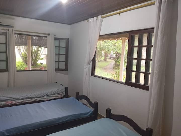 Vitanda 3 vya mtu mmoja, madirisha 2, moja la mbele na jingine la upande, yenye chandarua na mandhari maridadi ya mazingira ya asili.