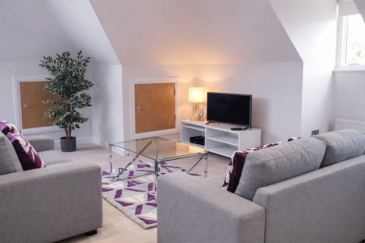 Modern One Bedroom Serviced Apartment In Esher - 서비톤